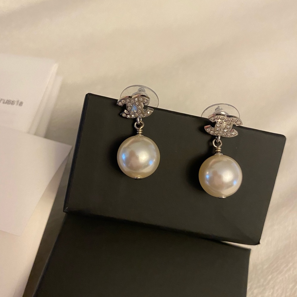 Chanel pearls earrings